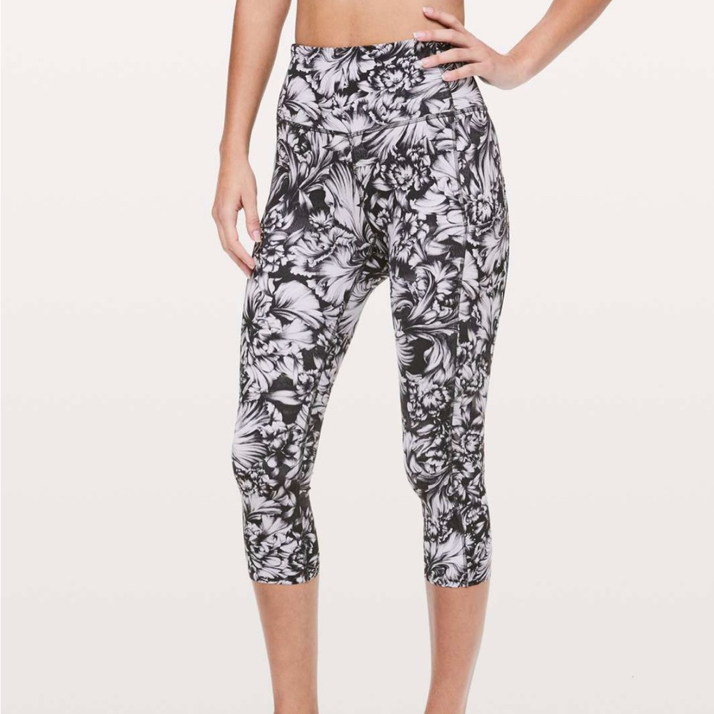 Great condition Lululemon fast & free crop, black and grey floral pattern, sz 6